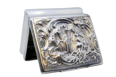 Caixa de rapé em prata relevada com figura no banho.